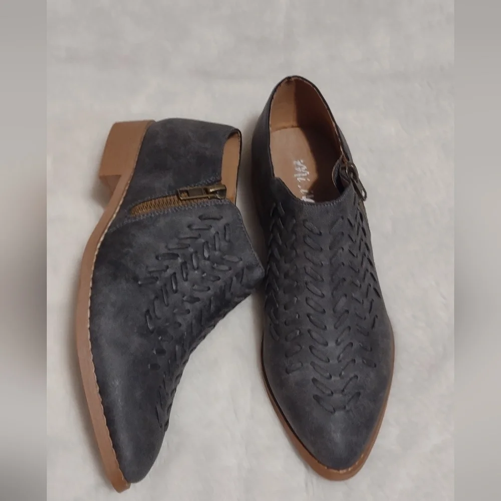 Mi.iM Gray and Brown Flats with Textured Design